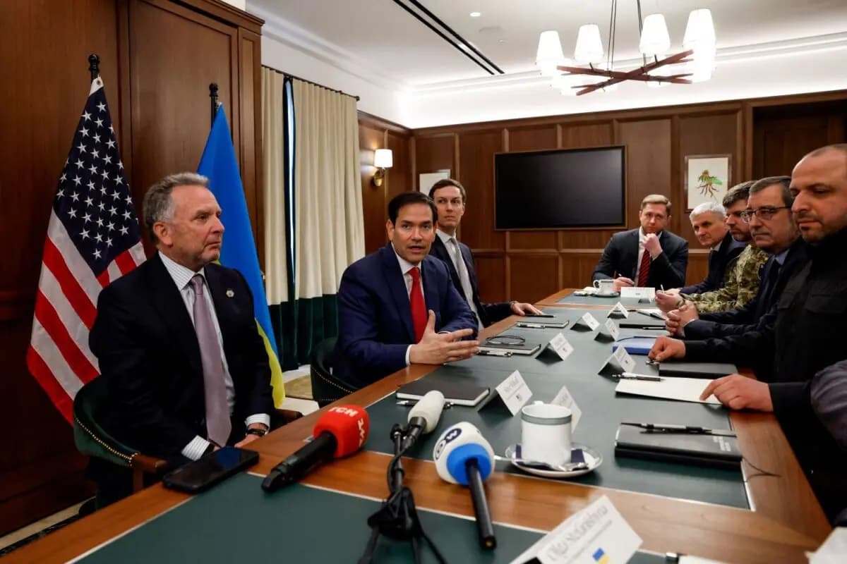 El enviado especial de EE. UU. Steve Witkoff (izquierda), el secretario de Estado de EE. UU., Marco Rubio (2.º por la izquierda), y el yerno del presidente de EE. UU., Donald Trump, Jared Kushner (3.º por la izquierda), se reúnen con el secretario del Consejo de Seguridad Nacional y Defensa de Ucrania, Rustem Umerov (derecha), y otros miembros de una delegación ucraniana en Hallandale Beach, Florida, el 30 de noviembre de 2025. (Eva Marie Uzcategui/Reuters)