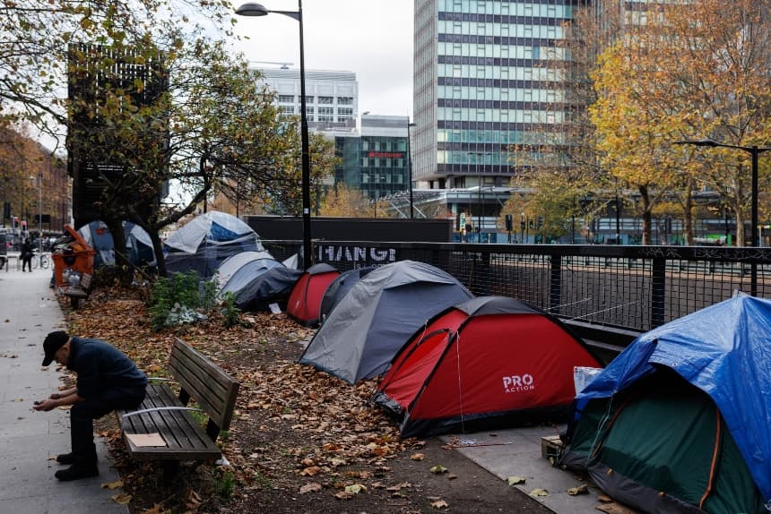 Tiendas de campaña alineadas al costado de una calle frente al Hospital Universitario en Euston Road, Londres, Inglaterra, el 13 de noviembre de 2025. (Dan Kitwood/Getty Images)