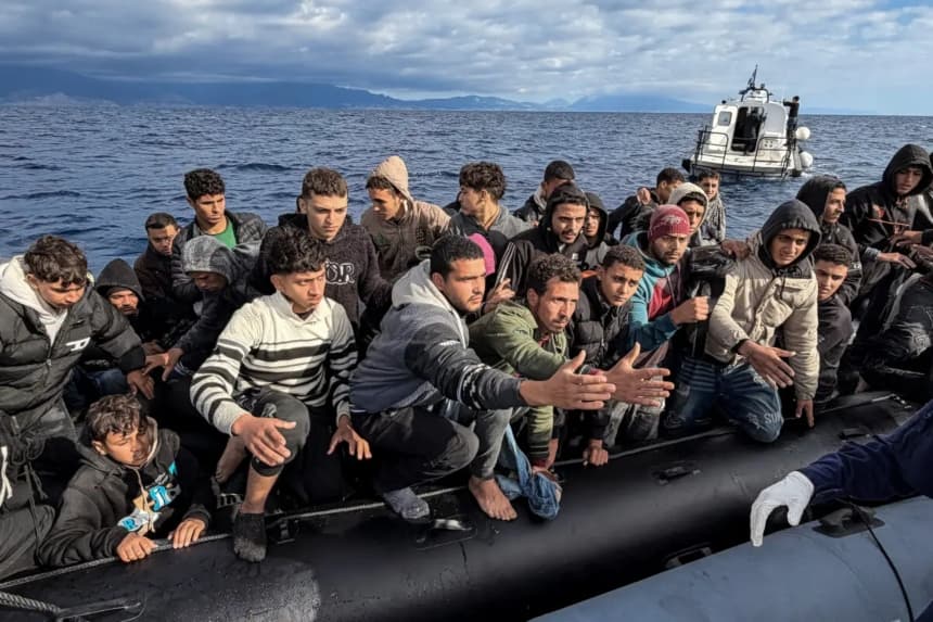 Migrantes que intentan cruzar el Mediterráneo reaccionan mientras están sentados en un bote neumático y son rescatados por la guardia costera griega, frente a la costa sur de Creta, el 18 de noviembre de 2025. (Eleftherios Elis Mitza/AFP a través de Getty Images)