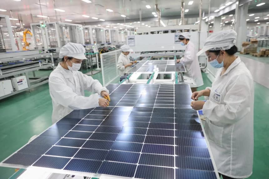 Empleados trabajan en módulos solares fabricados para la exportación en una fábrica de Lianyungang, en la provincia oriental china de Jiangsu, el 4 de enero de 2024. (STR/AFP vía Getty Images)