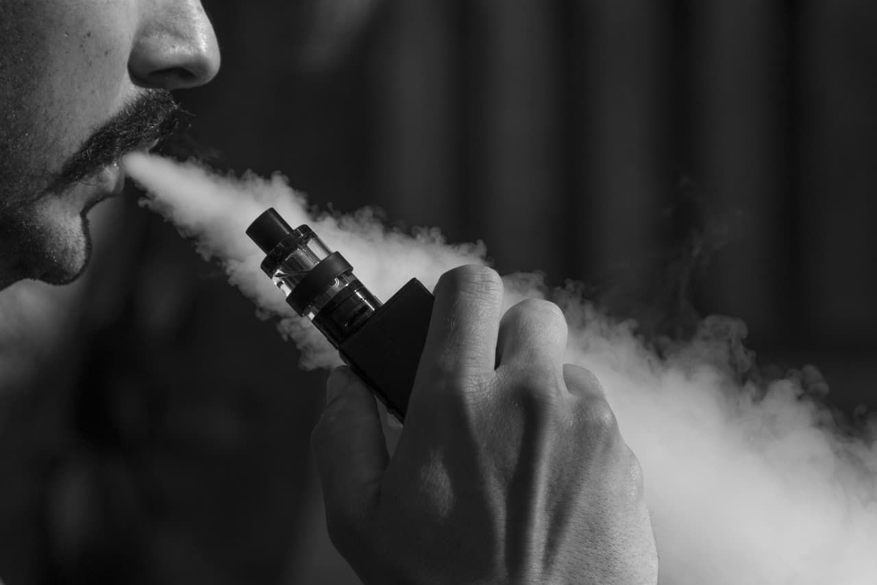 México impone prohibición total a vapeadores y cigarrillos electrónicos