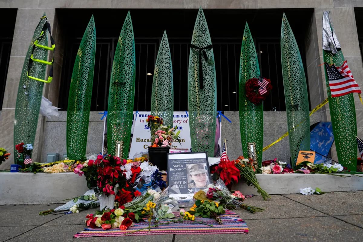 Un memorial improvisado en honor a la soldado del Ejército de Estados Unidos Sarah Beckstrom y al sargento de la Fuerza Aérea de Estados Unidos Andrew Wolfe, situado fuera de la estación Farragut West, cerca del lugar donde los dos miembros de la Guardia Nacional fueron asesinados a tiros, en Washington, el 1 de diciembre de 2025. (Julia Demaree Nikhinson/AP Photo).