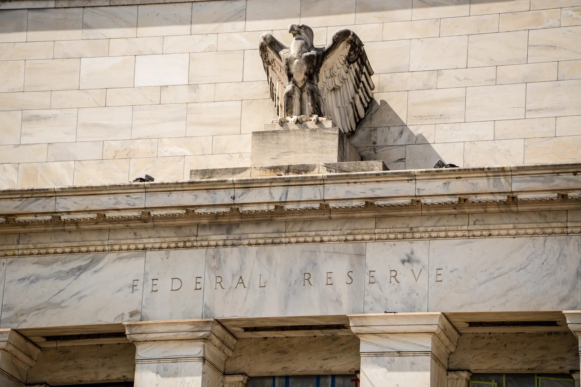 <em>La Reserva Federal en Washington, el 21 de julio de 2025. Kiyosaki dijo que las políticas de la Reserva Federal están devaluando la moneda porque los billetes actuales de la Reserva Federal no se pueden cambiar por oro o plata. (Madalina Kilroy/The Epoch Times)</em>