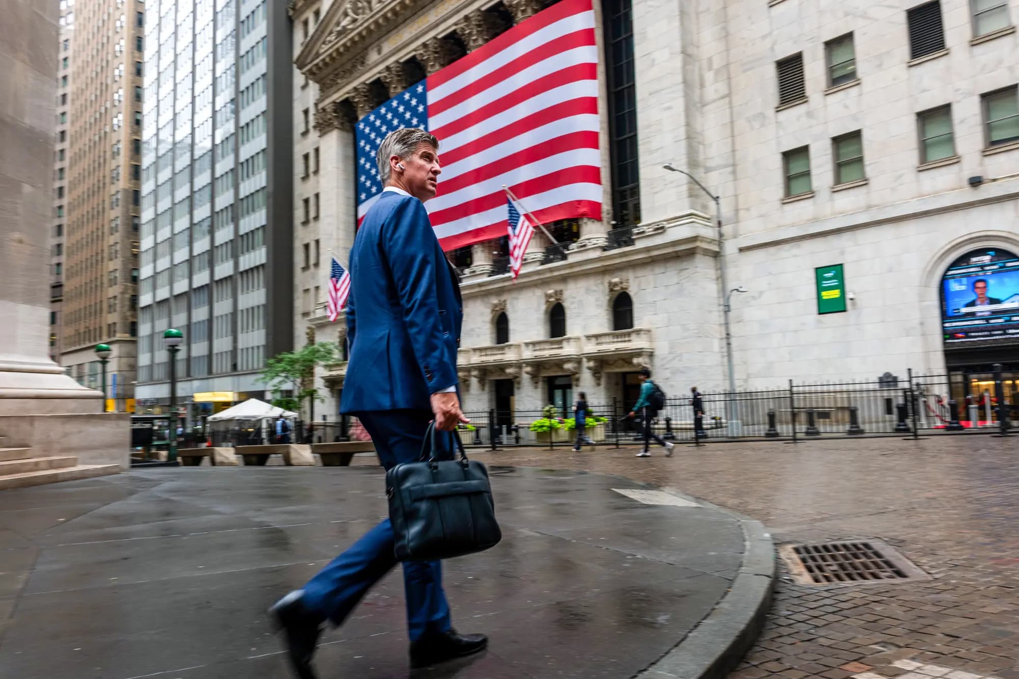 Un empresario pasa junto a la Bolsa de Nueva York en la ciudad de Nueva York el 7 de julio de 2025. Kiyosaki predice una volatilidad en el mercado de valores que podría afectar negativamente a muchos jubilados actuales y futuros que invirtieron sus ahorros en fondos indexados, planes 401(k), cuentas IRA y otros instrumentos financieros tradicionales. (Spencer Platt/Getty Images)