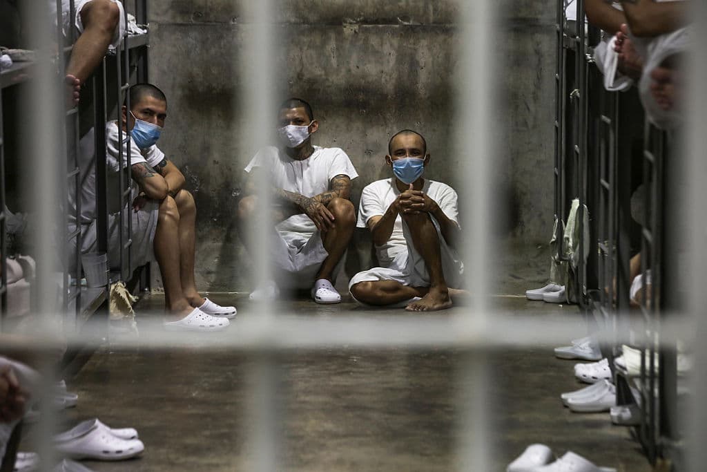 <em>Los reclusos realizan ejercicios físicos en la megacárcel CECOT de El Salvador, ubicada en el municipio de Tecoluca, el 30 de enero de 2026 en Tecoluca, El Salvador. (Alex Peña/Getty Images)</em>