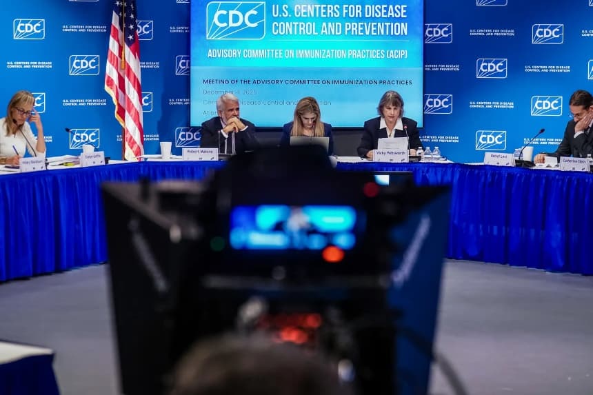 Miembros del Comité Asesor sobre Prácticas de Inmunización (ACIP) de los CDC asisten a una reunión en la sede de los Centros para el Control y la Prevención de Enfermedades en Atlanta, el 4 de diciembre de 2025. (Elijah Nouvelage/Getty Images)