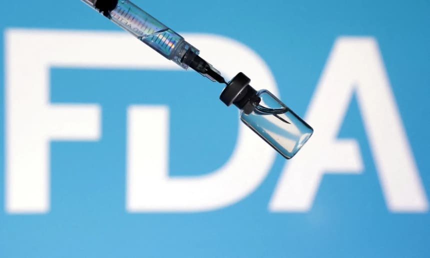 El logotipo de la Administración de Alimentos y Medicamentos aparece en esta ilustración tomada el 13 de mayo de 2025. Según la normativa federal, cada dosis de una vacuna no puede contener, por lo general, más de 0.85 miligramos de aluminio. (Dado Ruvic/Ilustración/Foto de archivo/Reuters)