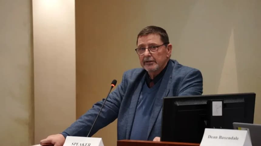 Garry Clement, exinvestigador de la RCMP y jefe de la unidad contra el blanqueo de capitales, habla en un foro celebrado en el Ayuntamiento de Toronto, el 6 de diciembre de 2025. (NTD/Masih Ariani)