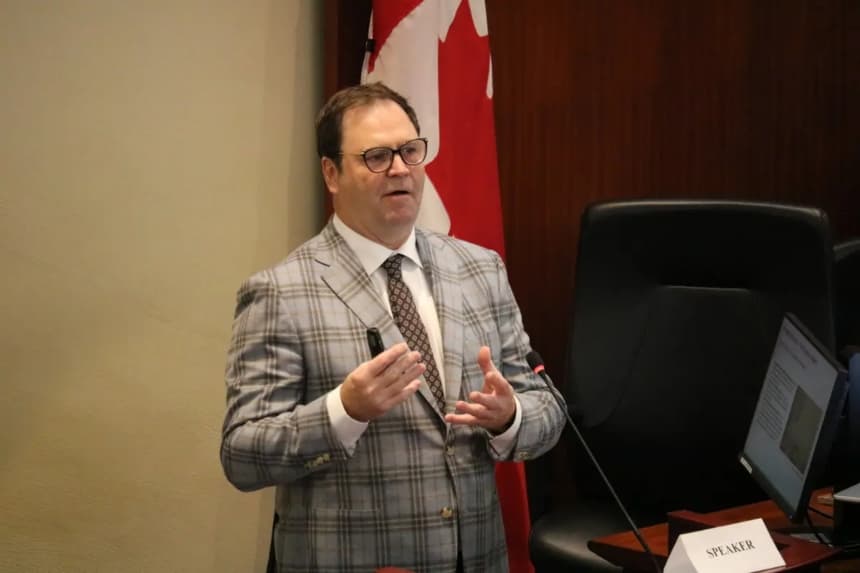 Dean Baxendale, director ejecutivo del China Democracy Fund y Optimum Publishing International, habla en un foro en el Ayuntamiento de Toronto, el 6 de diciembre de 2025. (NTD/Annika Wang)