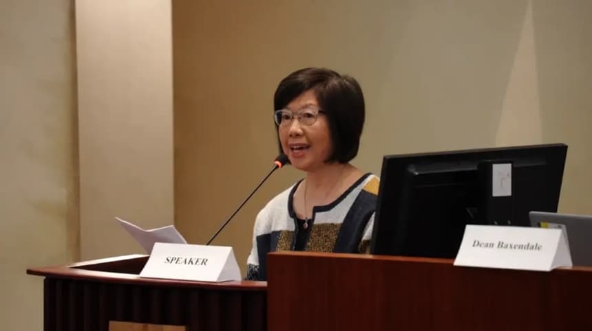 La Dra. Maria Cheung, profesora emérita e investigadora de la Universidad de Manitoba, habla en un foro en el Ayuntamiento de Toronto, el 6 de diciembre de 2025. (NTD/Masih Ariani)