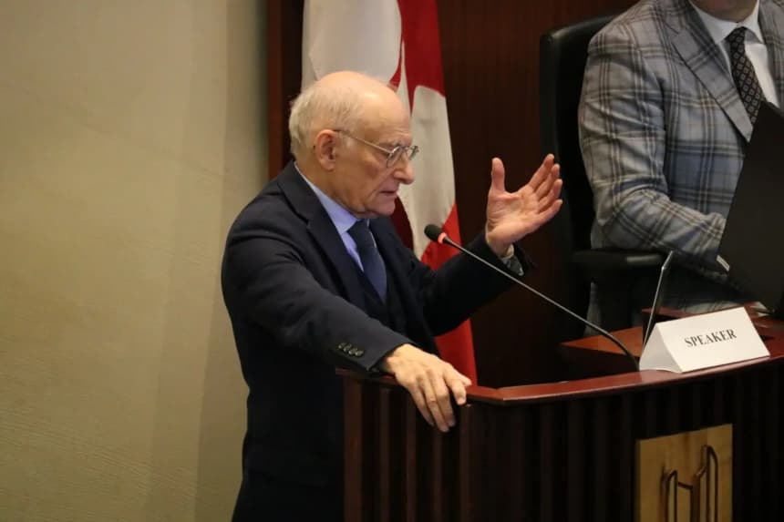 David Matas, abogado internacional de derechos humanos, habla en un foro en el Ayuntamiento de Toronto, el 6 de diciembre de 2025. (NTD/Annika Wang)