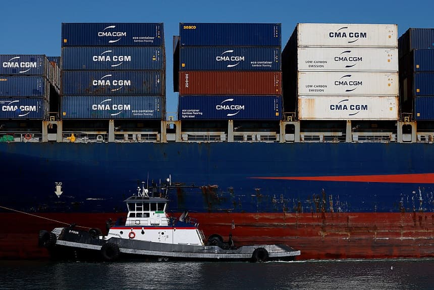 Un remolcador ayuda a un buque portacontenedores a atracar en el puerto de Oakland el 10 de octubre de 2025 en Oakland, California. (Justin Sullivan/Getty Images)