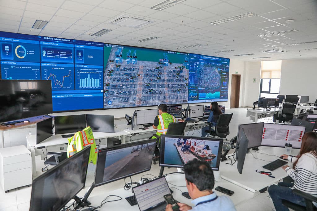 Empleados trabajando en el edificio de operaciones de Cosco Shipping en el "megapuerto" de Chancay, en la pequeña localidad de Chancay, a 78 kilómetros al norte de Lima, el 30 de septiembre de 2025. (Foto de CONNIE FRANCE / AFP) (Foto de CONNIE FRANCE/AFP a través de Getty Images)