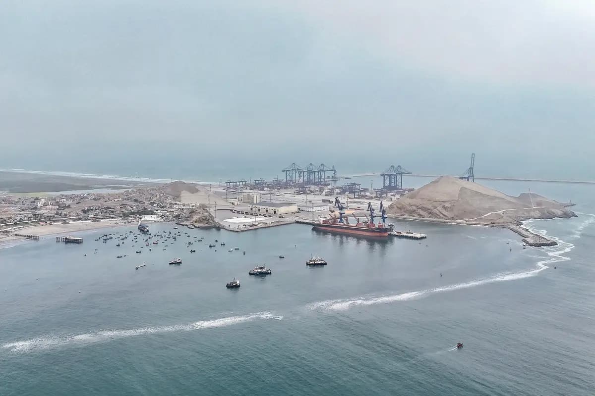 Vista aérea muestra el "megapuerto" de Chancay, en la pequeña localidad de Chancay, al norte de la capital peruana, Lima, el 30 de septiembre de 2025. (Connie France/AFP a través de Getty Images)