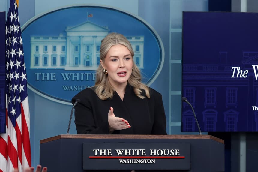 La secretaria de prensa de la Casa Blanca, Karoline Leavitt, responde a preguntas durante una rueda de prensa en la Casa Blanca el 11 de diciembre de 2025 en Washington, D.C. ( Alex Wong/Getty Images)