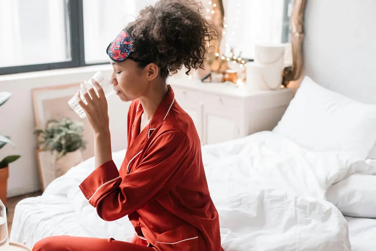<em>Beber agua antes del café es un pequeño hábito beneficioso que favorece la hidratación, la energía y el estado de alerta al comienzo de cada día. (Pavel Danilyuk/Pexels)</em>
