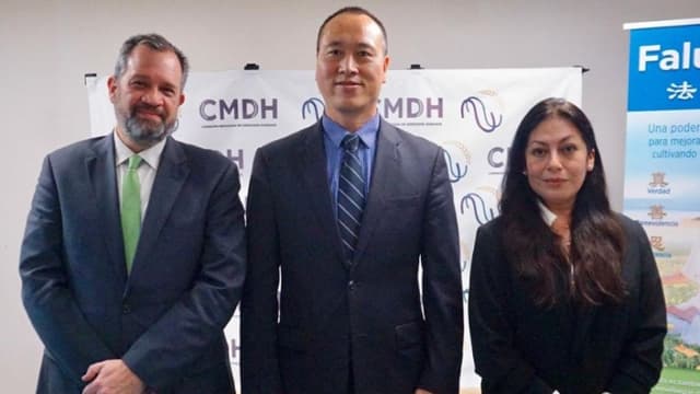 De izquierda a derecha. El presidente de la Comisión Mexicana de Derechos Humanos A.C., René Bolio Halloran; el Sr. Guoliang Zhang; la vocera de la Asociación Falun Dafa México, Indira Sarabia Saenz. (Crédito: CMDH)
