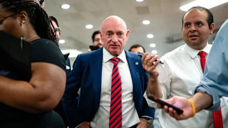 Armada de EE. UU. investiga al senador Kelly para posible juicio por video de "Órdenes ilegales"