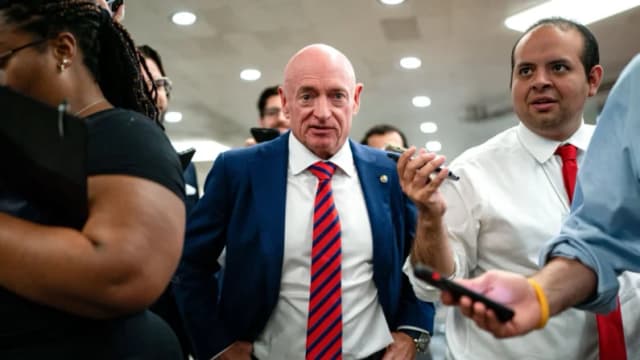 Armada de EE. UU. investiga al senador Kelly para posible juicio por video de "Órdenes ilegales"