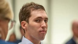 Sospechoso del asesinato de Charlie Kirk comparece por primera vez ante la corte