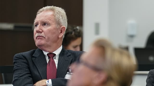 Hospital despide y luego recontrata a nuevo titular del panel de vacunas de autoridad sanitaria federal