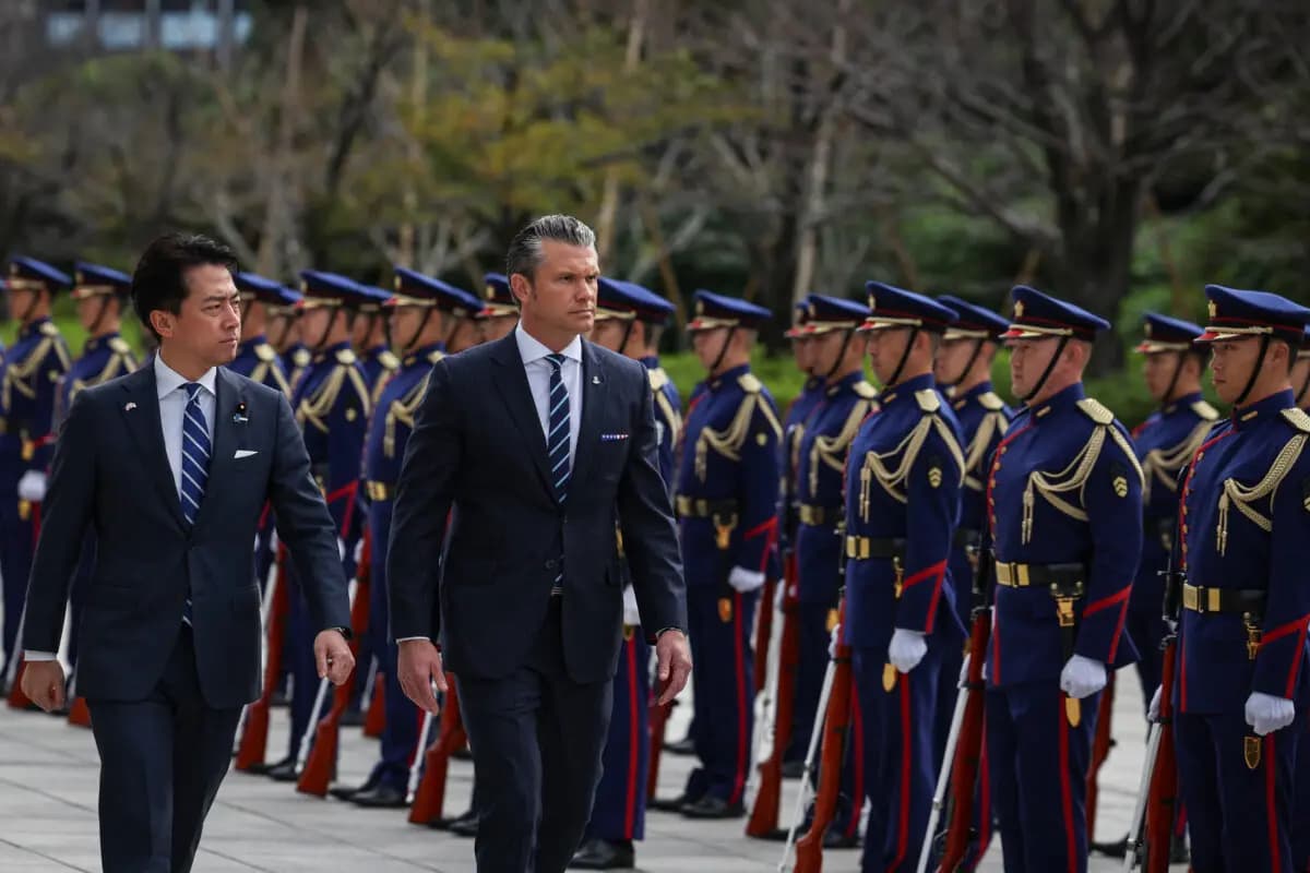 El ministro de Defensa japonés, Shinjiro Koizumi, y el secretario de Defensa estadounidense, Pete Hegseth, inspeccionan una guardia de honor antes de su reunión en el Ministerio de Defensa japonés en Tokio el 29 de octubre de 2025. (Takashi Aoyama/POOL/AFP a través de Getty Images).