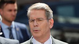 La cúpula iraní está sacando dinero del país "como locos": Bessent