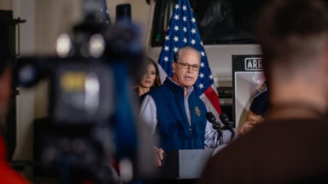 Gobernador de Indiana se une a Trump para desafiar en primarias a senadores republicanos