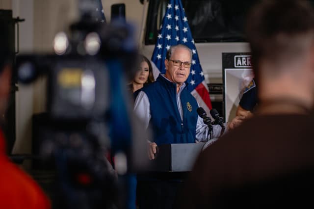 El gobernador de Indiana, Mike Braun, habla durante una rueda de prensa. (Jamie Kelter Davis/Getty Images).