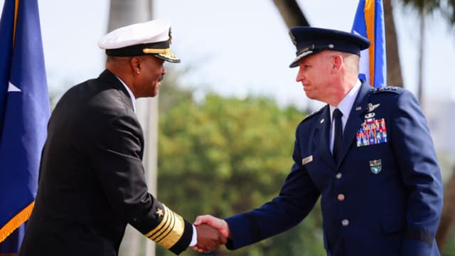 Mientras grupo de combate de EE. UU. frente a Venezuela espera órdenes, un nuevo comandante toma el mando