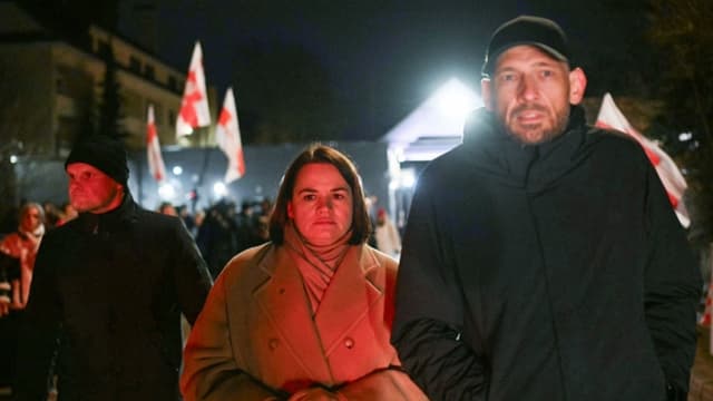 Bielorrusia libera a ganador del Nobel y a figuras de la oposición en acuerdo negociado por EE. UU.