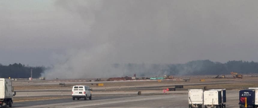 Humo durante un incidente con un avión de United Airlines en la pista del Aeropuerto Internacional de Dulles, en Dulles, Virginia, EE. UU., el 13 de diciembre de 2025, en esta imagen fija obtenida de redes sociales. (Houman Hemmati/vía Reuters)