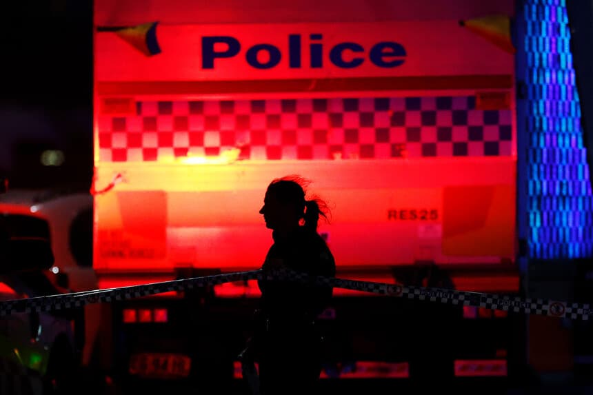 Una agente de policía camina junto a la cinta policial en el lugar del tiroteo masivo ocurrido en Bondi Beach el 14 de diciembre de 2025 en Sídney, Australia. (Foto de Darrian Traynor/Getty Images)