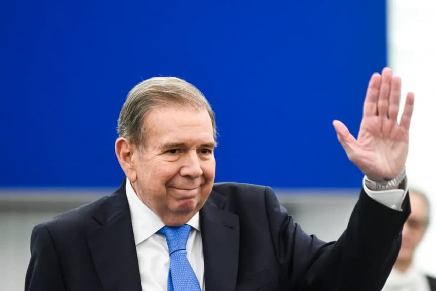 Edmundo González Urrutia, de Venezuela, saluda en el Parlamento Europeo en Estrasburgo, este de Francia, el 17 de diciembre de 2024. (Pascal Bastien/AP Photo)