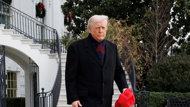 El presidente de Estados Unidos, Donald Trump, camina hacia los periodistas antes de subir al Marine One en el Jardín Sur de la Casa Blanca el 13 de diciembre de 2025 en Washington, DC. (Tom Brenner/Getty Images)