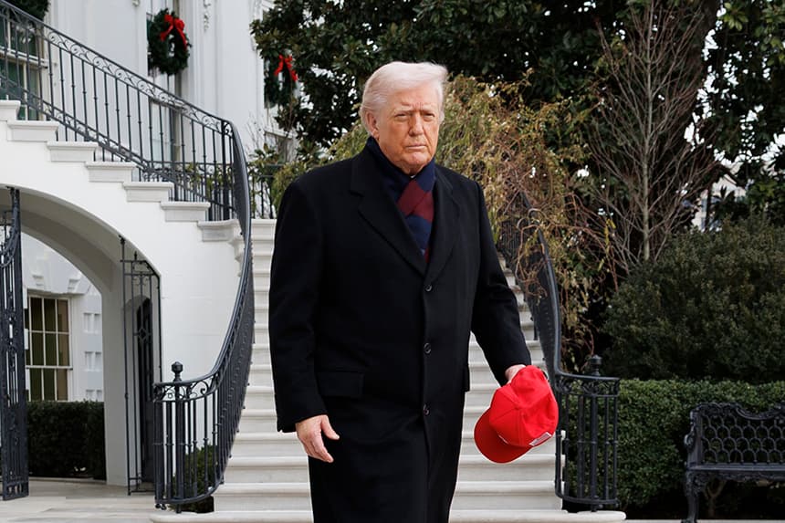 El presidente de Estados Unidos, Donald Trump, camina hacia los periodistas antes de subir al Marine One en el Jardín Sur de la Casa Blanca el 13 de diciembre de 2025 en Washington, DC. (Tom Brenner/Getty Images)