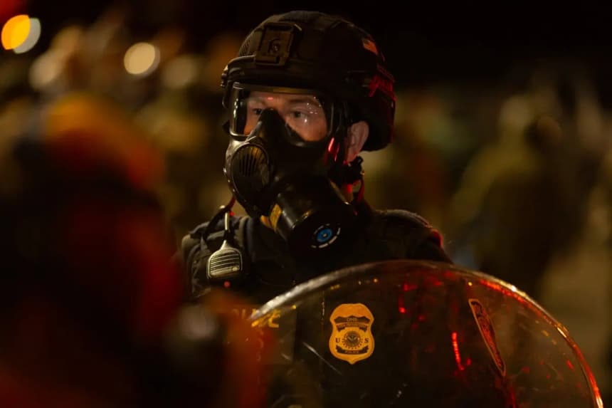 Manifestantes se burlan de los agentes federales frente a las oficinas del Servicio de Inmigración y Control de Aduanas en Portland, Oregón, el 3 de octubre de 2025. (John Fredricks/The Epoch Times)