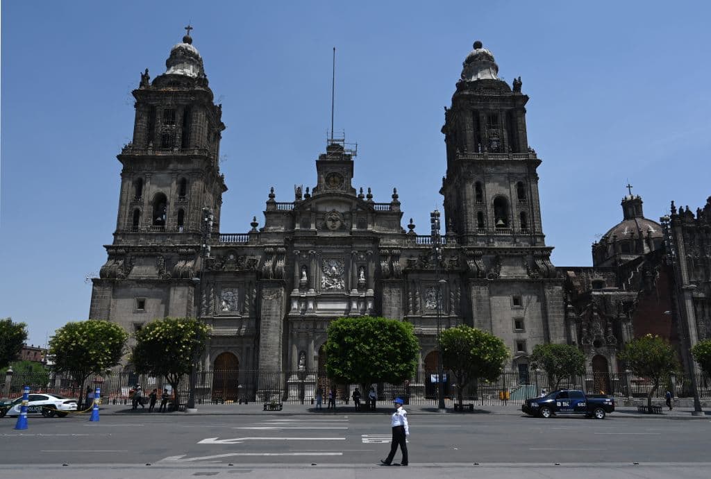 Agentes de policía montan guardia frente a la Catedral Metropolitana de la Ciudad de México el 31 de marzo de 2020. (RODRIGO ARANGUA/AFP vía Getty Images)