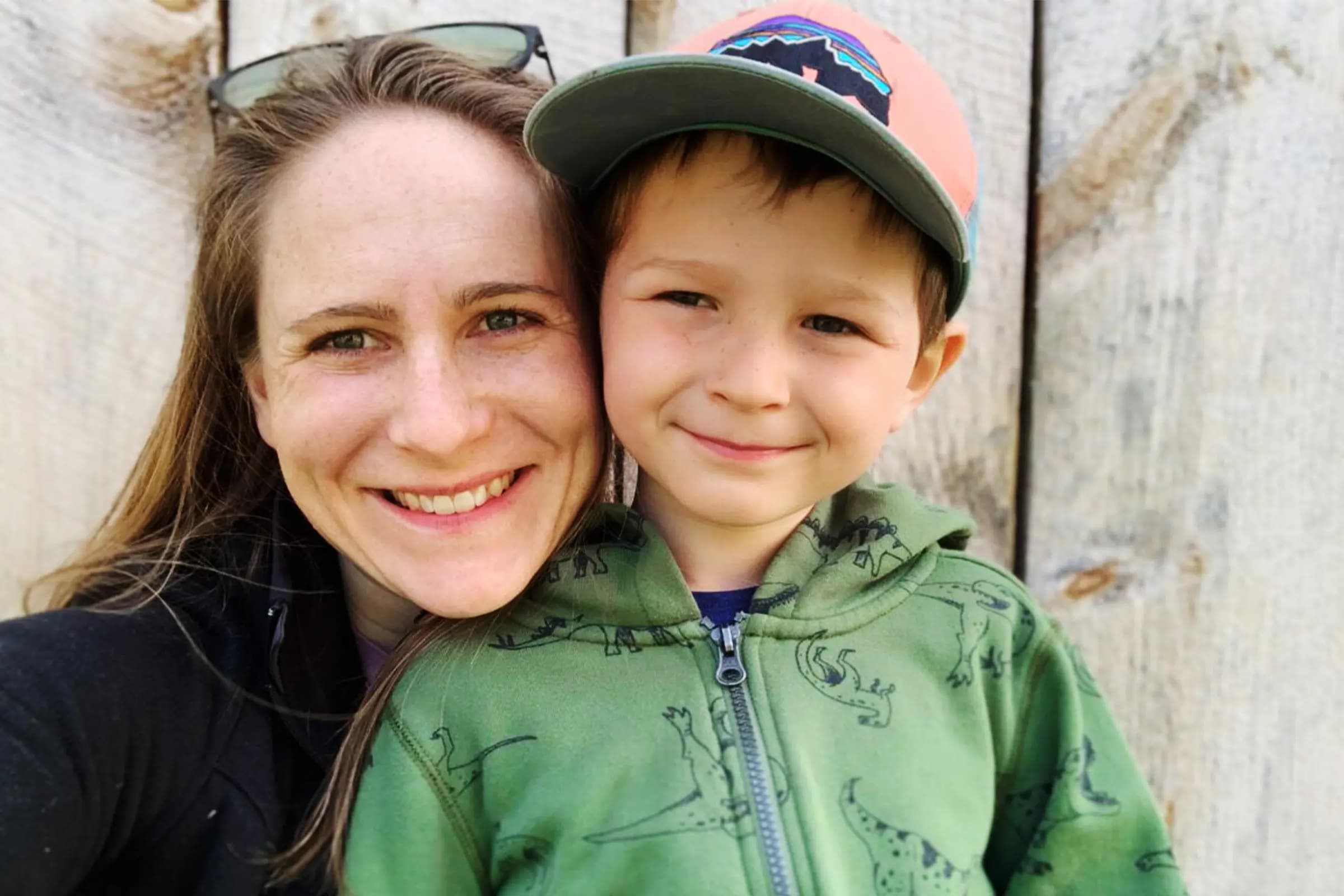 <em>Liz Moore con su hijo Bodin, cuyos síntomas de TDAH han desaparecido desde que le extirparon las adenoides y las amígdalas. Foto cortesía de Liz Moore</em>