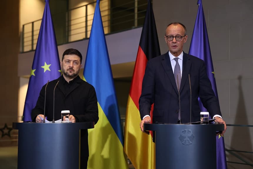 El canciller alemán Friedrich Merz y el presidente ucraniano Volodímir Zelenski hablan con los medios de comunicación en la Cancillería el 15 de diciembre de 2025 en Berlín, Alemania. (Sean Gallup/Getty Images)
