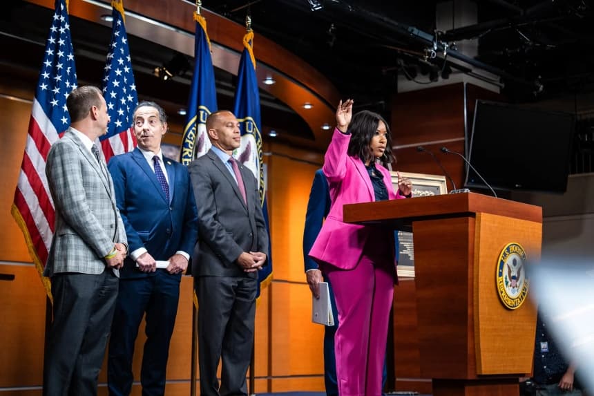 La representante Jasmine Crockett (D-Texas) habla en el Capitolio en Washington el 8 de septiembre de 2025. Crockett calificó el debate sobre la reforma de la visa H-1B como "una lucha interna que está teniendo MAGA". (Madalina Kilroy/The Epoch Times)