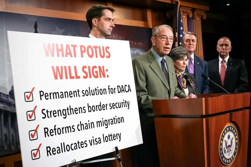 El senador Chuck Grassley (R-Iowa) (2.° por la izquierda) habla durante una rueda de prensa en el Capitolio de Estados Unidos, el 12 de febrero de 2018. En septiembre, Grassley y el senador Dick Durbin (D-Ill.) unieron fuerzas y cuestionaron a las grandes empresas que presentaron miles de solicitudes de visados H-1B. (Alex Wong/Getty Images)