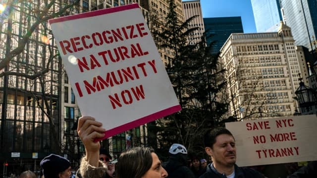 Grupo pide a corte revocar la vacunación obligatoria en Nueva York