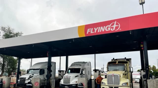 California demanda al gobierno por retener USD 33 millones debido a normas bilingües para camioneros