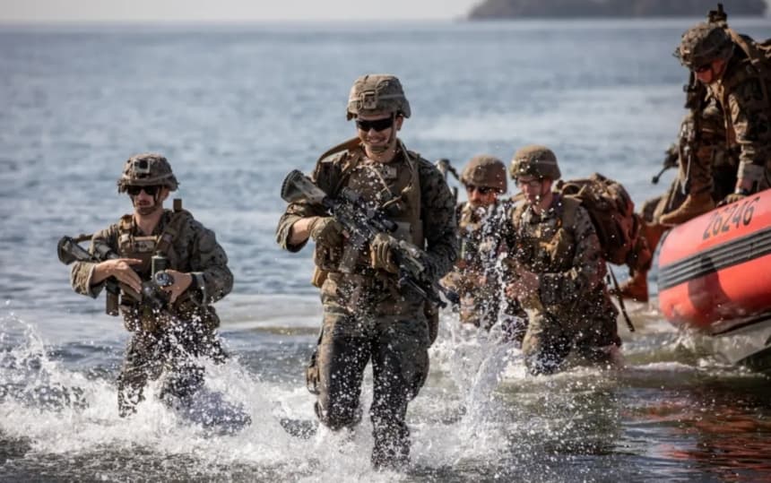 Los marines estadounidenses realizan un ejercicio de asalto anfibio durante el perfil de misión completo combinado y multidominio de TRADEWINDS 25 (TW25) en Chaguaramas, Trinidad y Tobago, el 7 de mayo de 2025. (Foto del Ejército de Estados Unidos por el sargento John Russell)