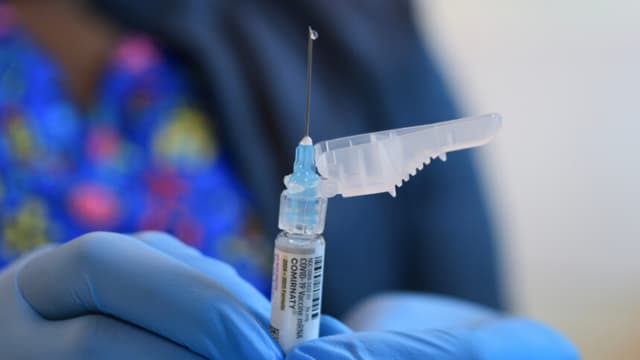 FDA no añadirá la advertencia de "recuadro negro" a las vacunas contra COVID-19: Comisionado