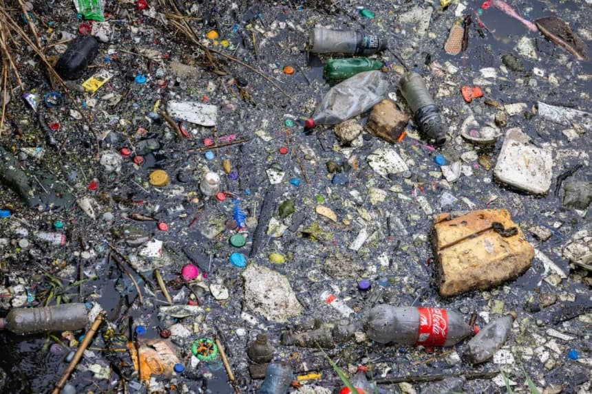 La basura se acumula a lo largo del río Tijuana, en las afueras de San Diego, California, el 19 de septiembre de 2024. (John Fredricks/The Epoch Times)