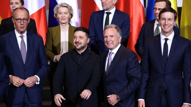 (Primera fila, de izquierda a derecha) El canciller alemán Friedrich Merz, el presidente de Ucrania Volodímir Zelenski, el enviado especial de Estados Unidos Steve Witkoff, el yerno del presidente de Estados Unidos Jared Kushner posan para una foto el 15 de diciembre de 2025 en la Cancillería de Berlín(Lisi Niesner / POOL / AFP a través de Getty Images)
