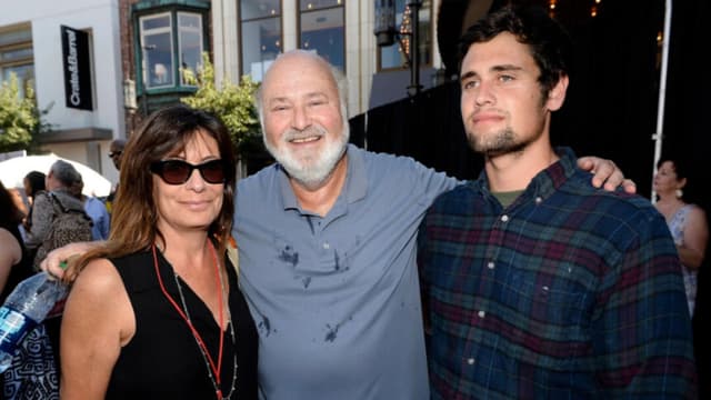 El director Rob Reiner (C), su esposa Michele Singer y su hijo Nick Reiner asisten al evento de inicio del curso escolar de Teen Vogue en The Grove, Los Ángeles, el 9 de agosto de 2013. (Michael Buckner/Getty Images para Teen Vogue)