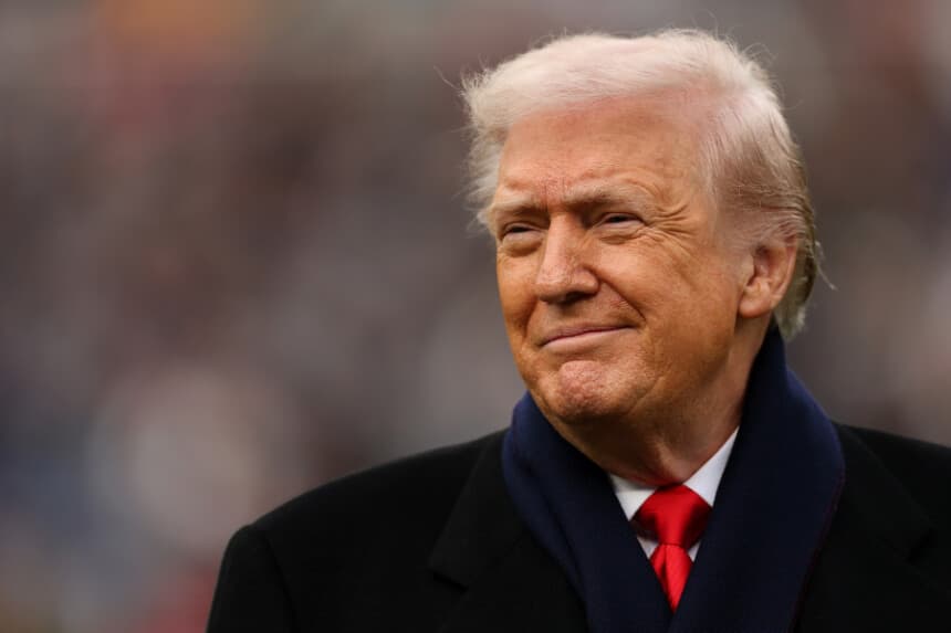 El presidente de los Estados Unidos, Donald Trump, sonríe desde el campo antes del 126.º America's Game entre los Army Black Knights y los Navy Midshipmen en el M&T Bank Stadium el 13 de diciembre de 2025 en Baltimore, Maryland. (Patrick Smith/Getty Images)